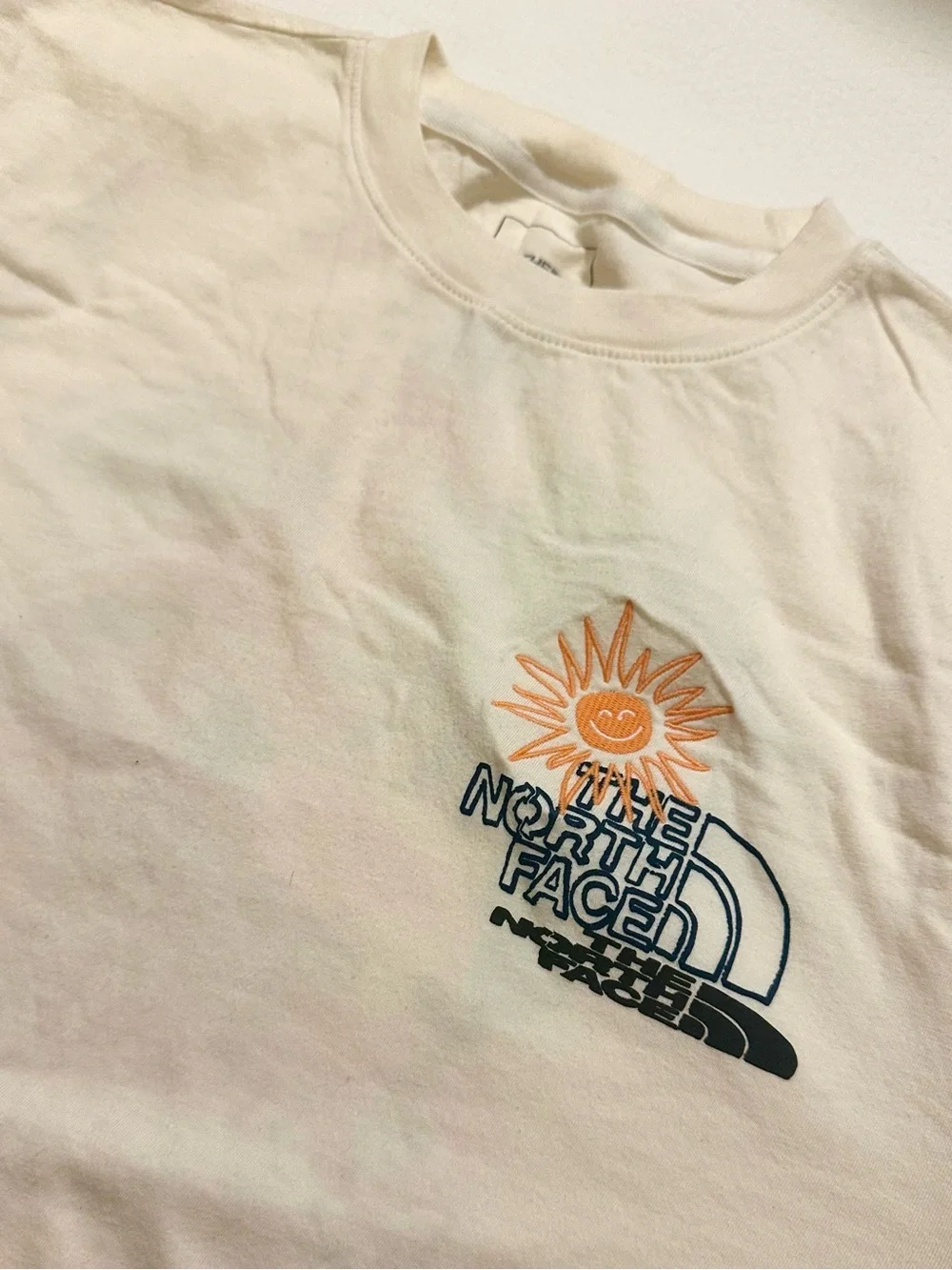 Rare THE NORTH FACE Short Sleeve Earth Day T-Shirt in Cream/Beige Medium